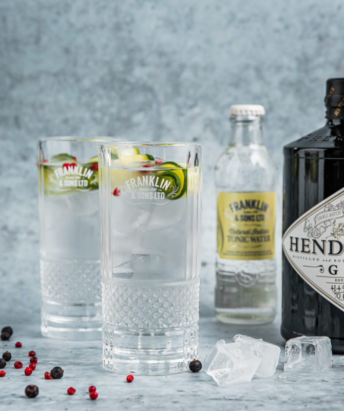Alt=''Gin Hendrick’s & tonic paket (2x gin, 24x tonic) + dariloc (Paket pijač)''